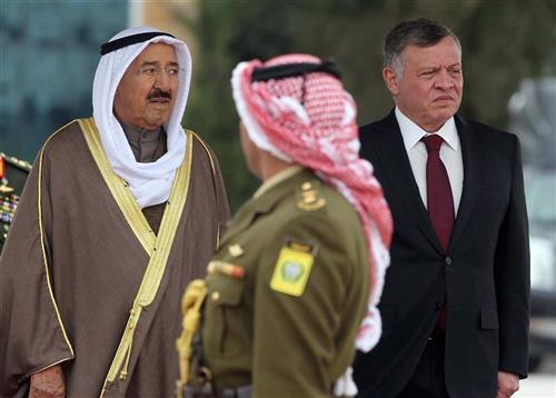 الملك يهنئ أمير الكويت