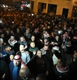 مسيرة مرتفعة السقف في السلط تطالب