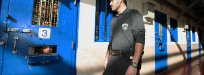 أسير فلسطيني يطعن سجانا اسرائيليا