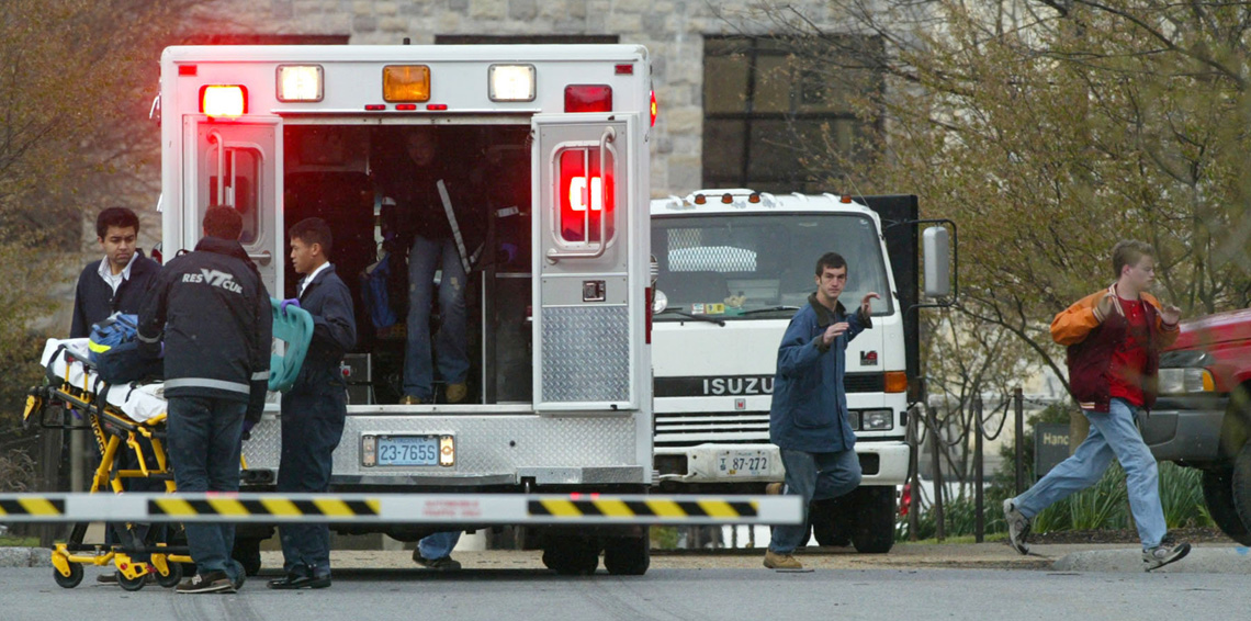 اصطدام سيارة بحاجز أمني قرب البيت