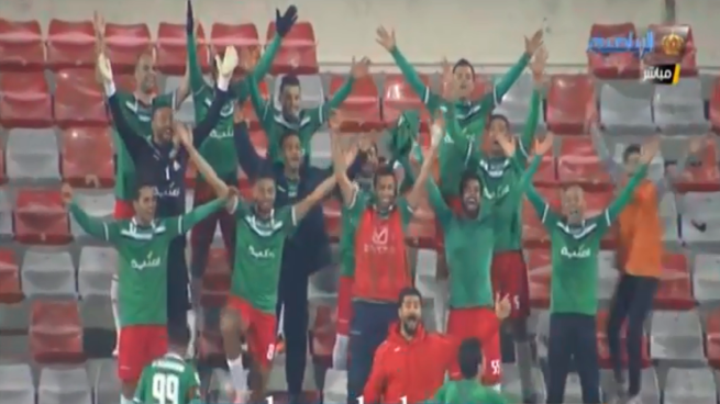 لاعبو الوحدات يحتفلون على المدرجات.. ردا