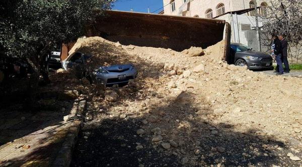 تدهور شاحنة وانقلاب حمولتها على مركبتين