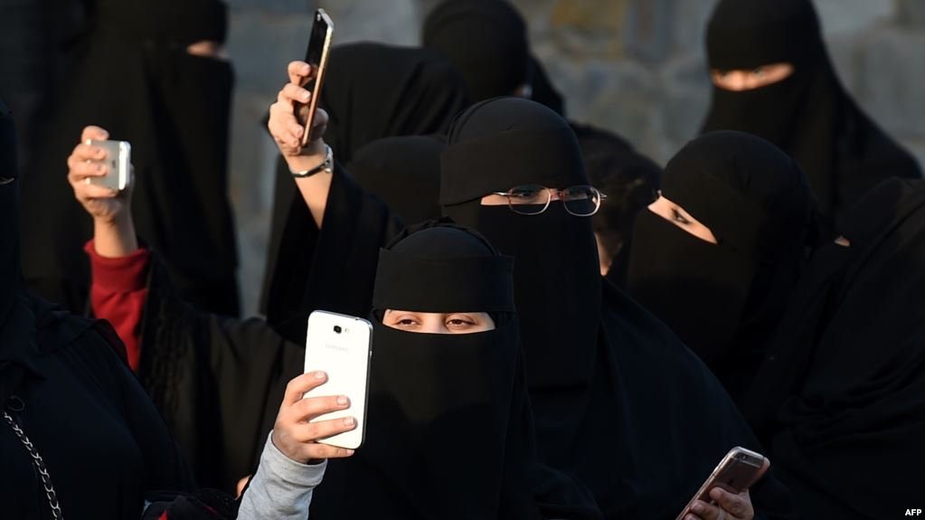 سعودي يبتز فتاة ويحصل على راتبها