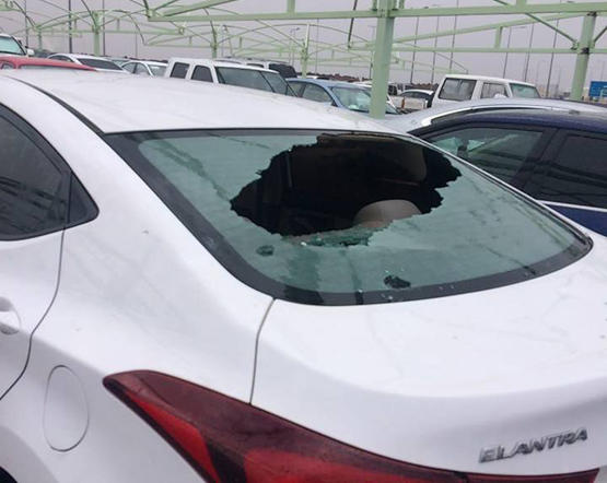 البرد يوقع إصابات ويحطم زجاج بالسعودية