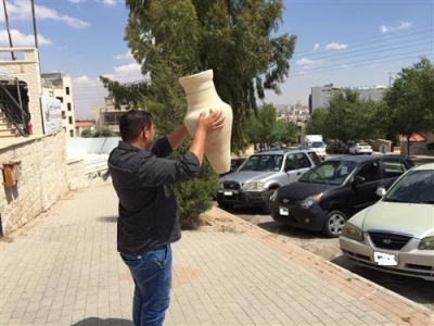 موظف يكسر جرة أمام وزارة الأوقاف