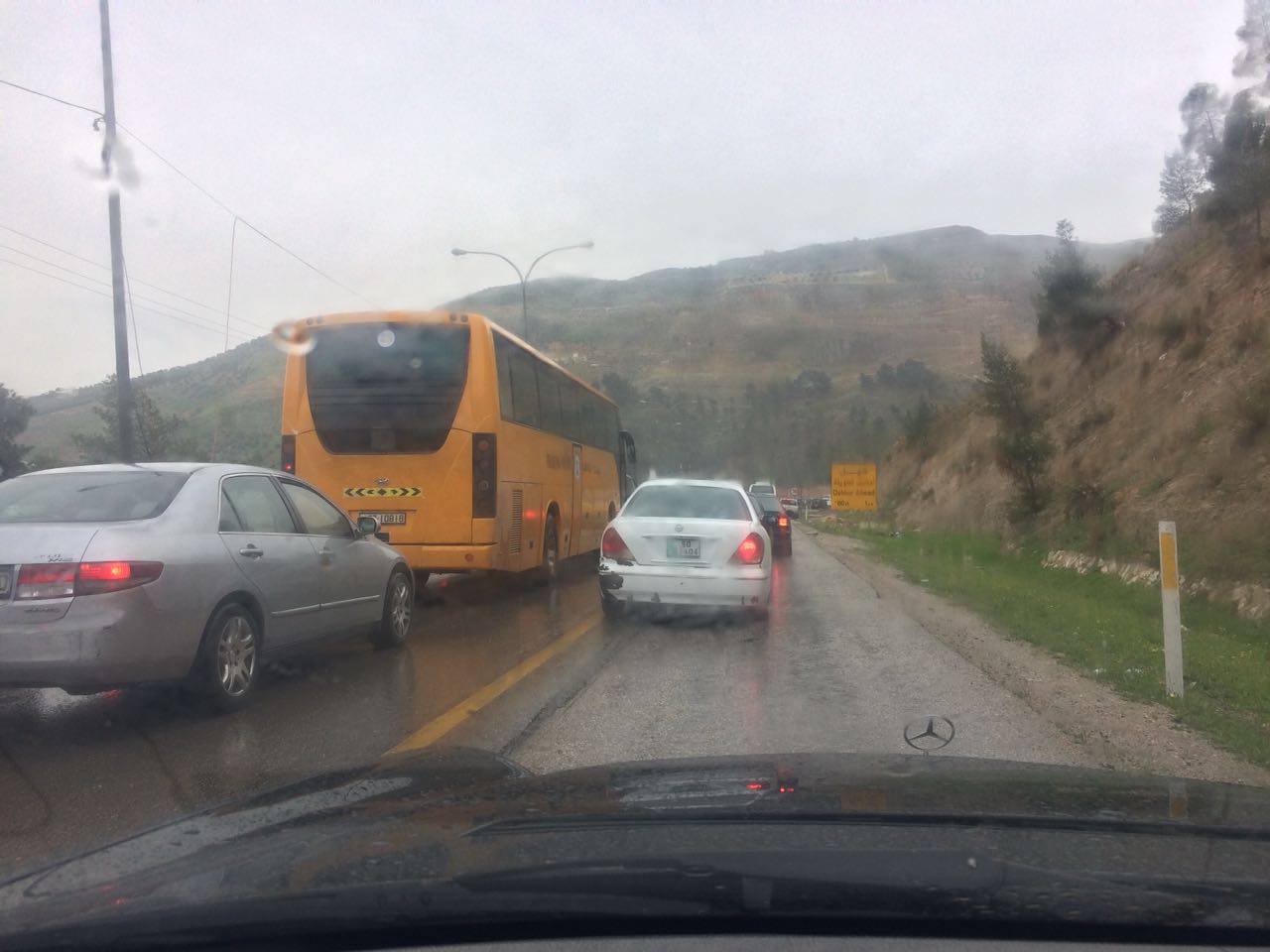 حادثا سير بين 6 مركبات يتسببان