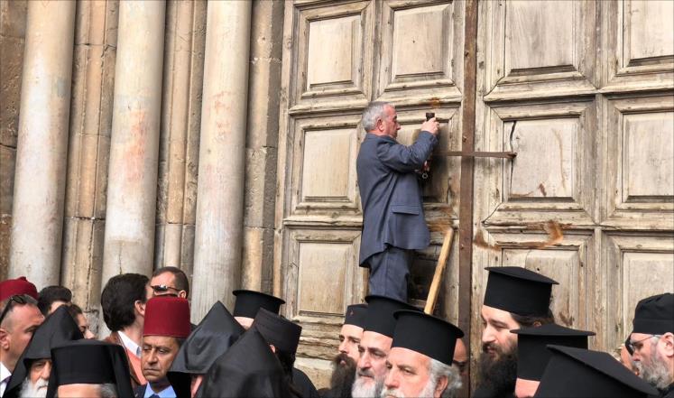 الحكومة تتابع تعليق القرار الإسرائيلي المدان