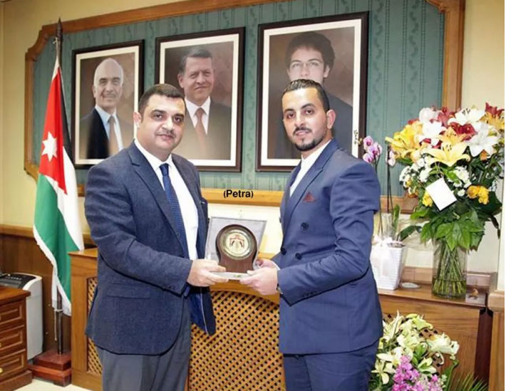 وزير الشباب يكرم المهندس عوض لكشفه