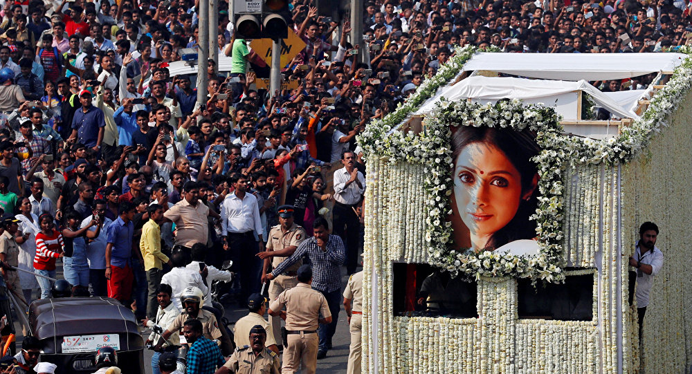 نجوم بوليوود يشيعون جثمان سريديفي كابور