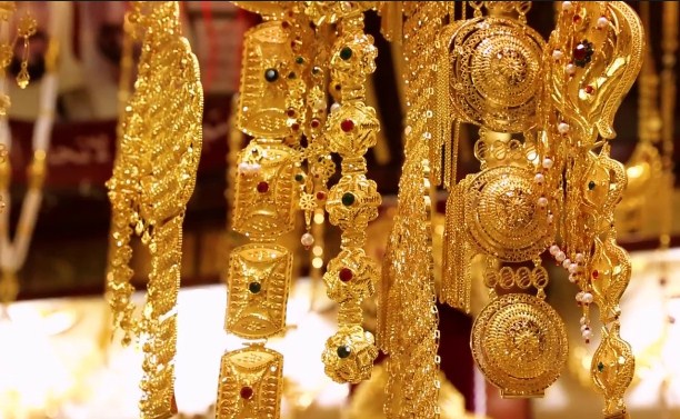 الذهب ينزل لأدنى مستوى في 3