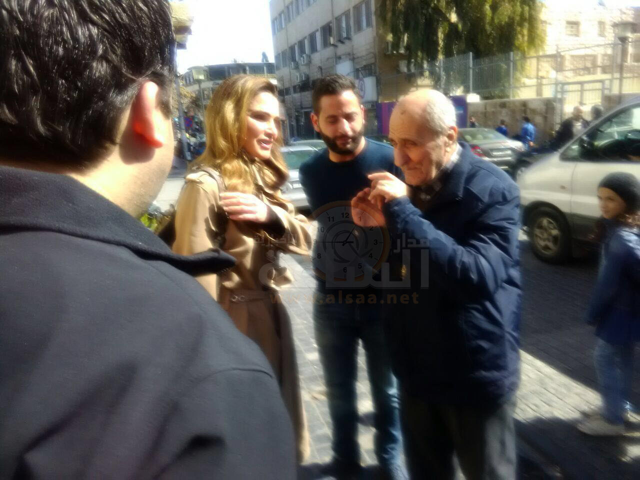 ما الذي استوقف الملكة رانيا؟ (صور)