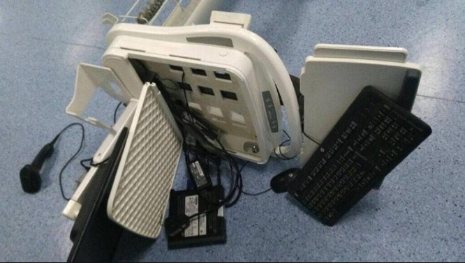 الإعتداء على طبيب وتحطيم اجهزة طبية