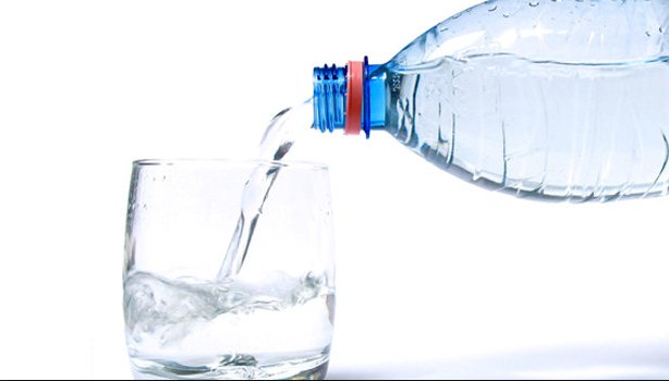 اطباء يدعون الى شرب الماء للحفاظ