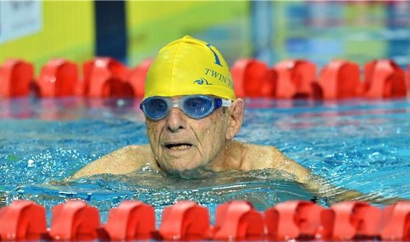 سباح عمره 100 عام يسجل رقما