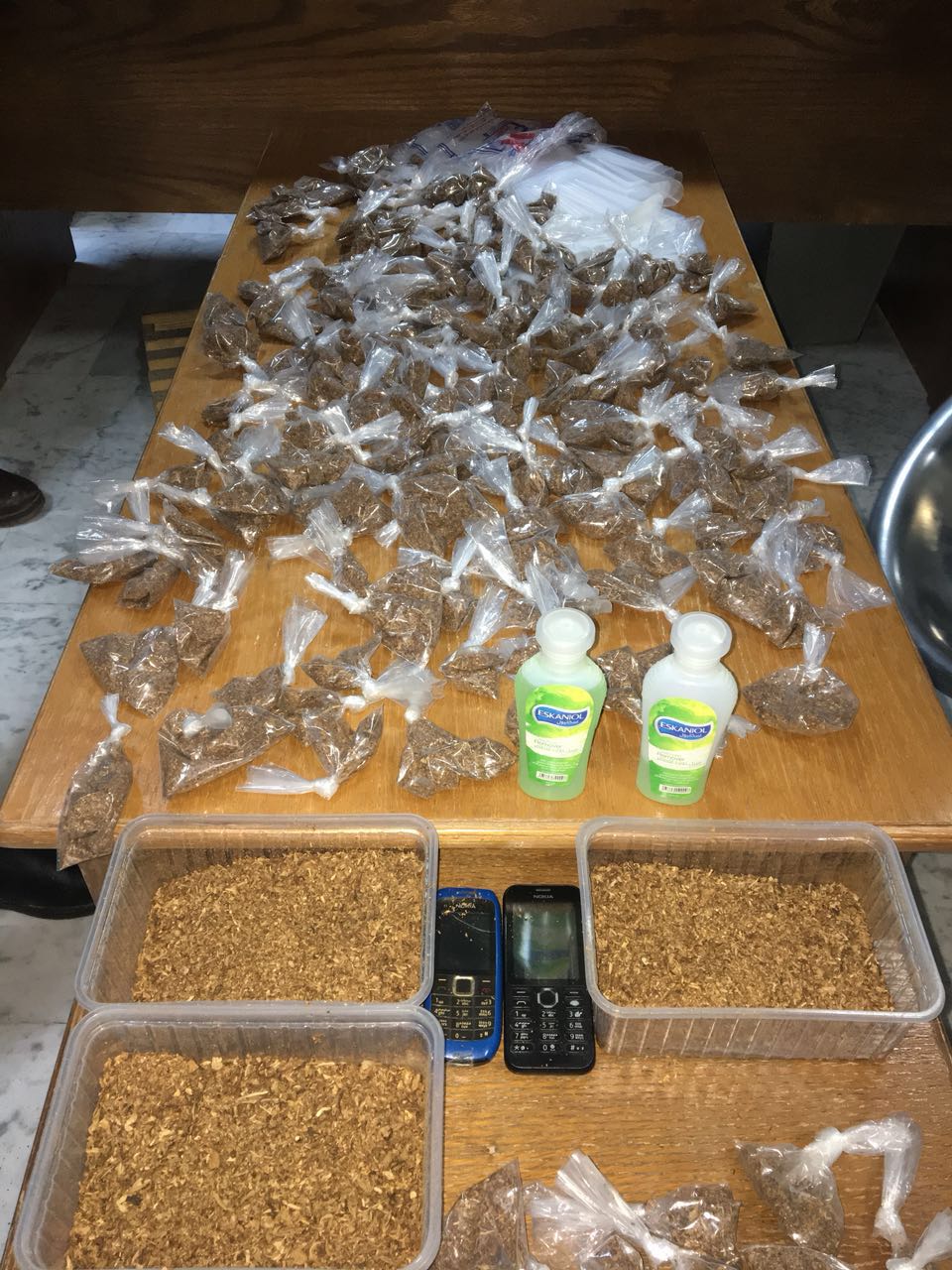 المخدرات تضبط 10 أشخاص (صور)