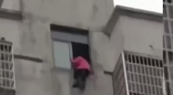 نهاية مفاجئة لطفلة قفزت من الطابق