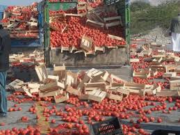 انقلاب ديانا محملة بالبندورة في ذيبان