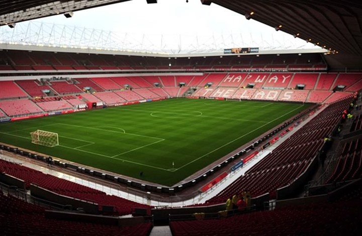 ناد إنجليزي يحول ملعبه إلى مأوى