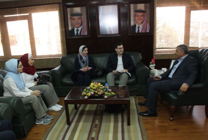 وزير المياه والري يلتقي نخبة من