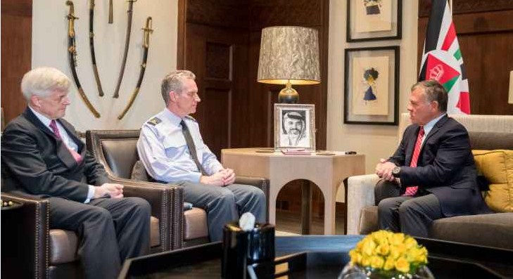 الملك يستقبل قائد القوات الجوية البريطانية