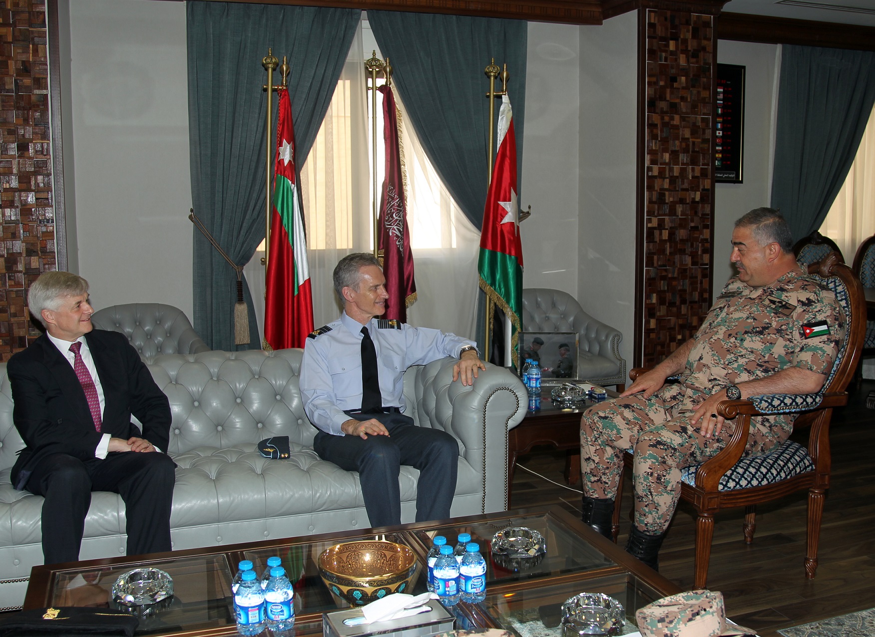 فريحات يستقبل قائد سلاح الجو الملكي