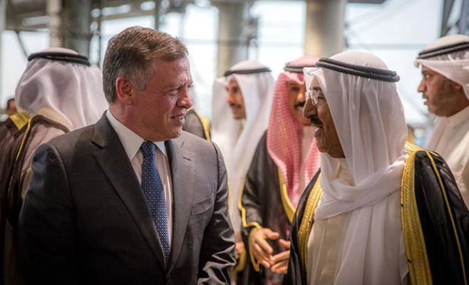 الملك يعزي أمير الكويت