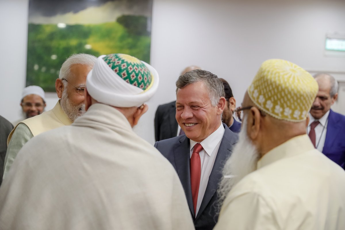 شباب رافقوا الملك إلى الهند.. ماذا