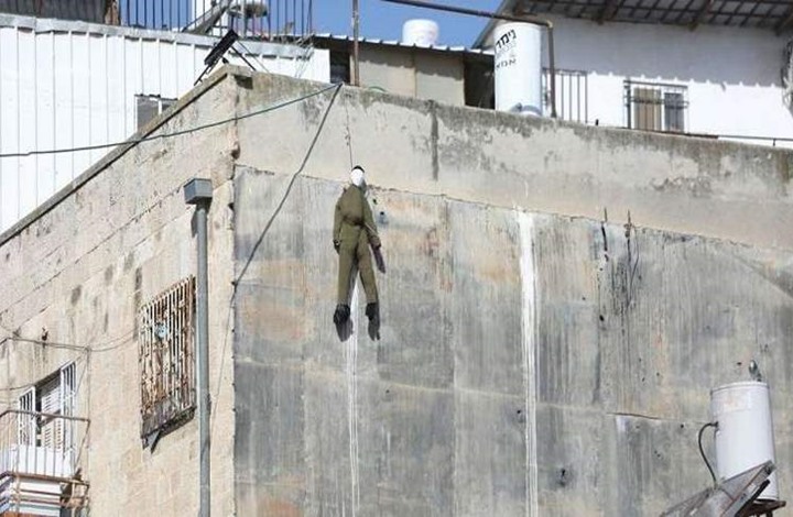 دمى مشنوقة لجنود الاحتلال تستفز ليبرمان..