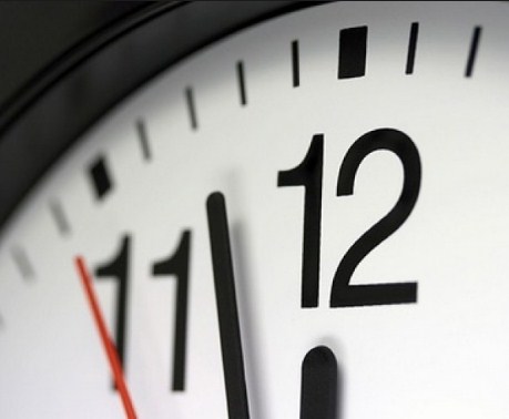 الحكومة تحدد موعد بدء العمل بالتوقيت