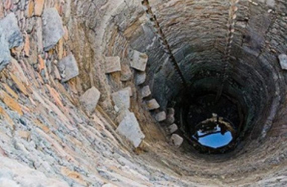 عمان .. اصابة طفلين سقطا ببئر