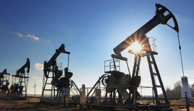 النفط يرتفع وسط توقعات بنمو الطلب