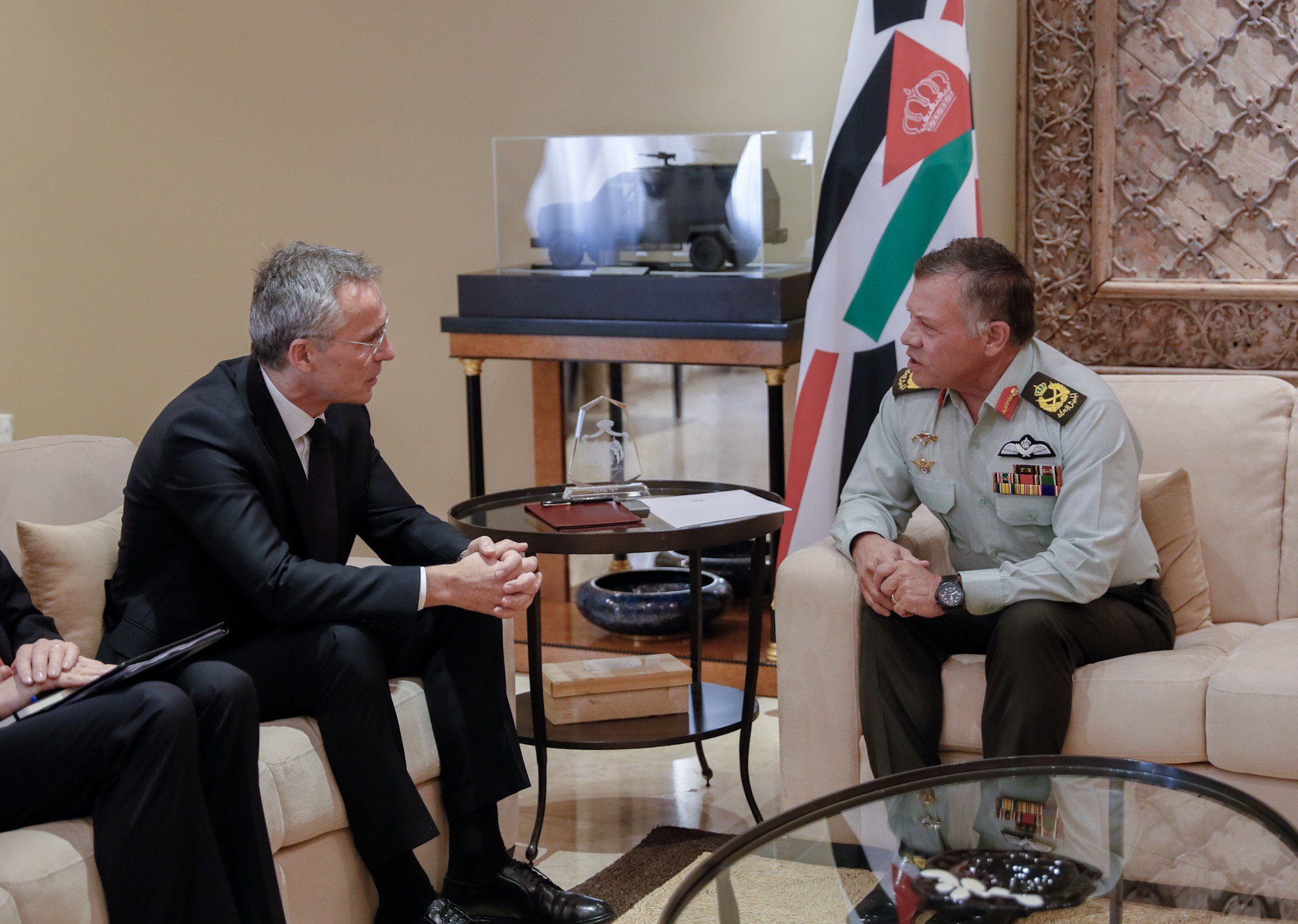 الملك يستقبل الأمين العام لحلف شمال