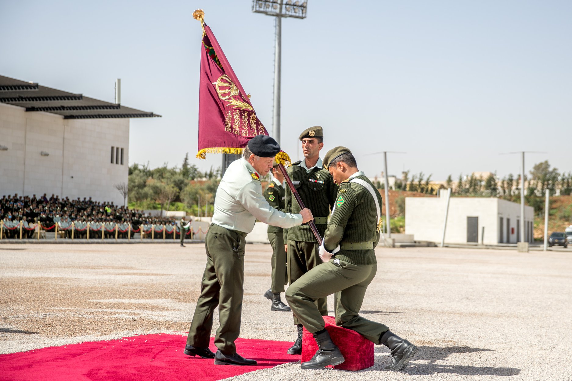الملك يسلم علم جلالة القائد الأعلى
