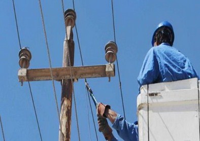 العاملين بالكهرباء تطالب بتثبيت العاملين بعقود