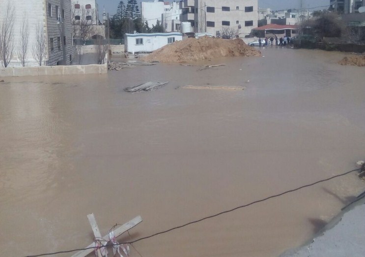 أعمال إنشائية تتسبب بانهيار شارع بمرج