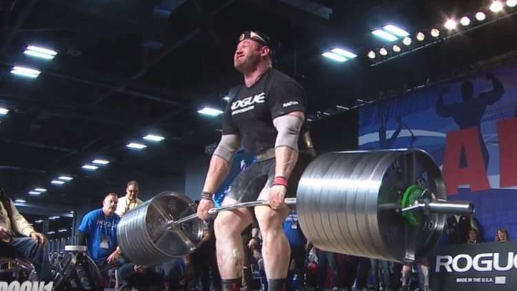 فيديو.. رباع يرفع وزنا ثقيلا وينزف