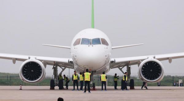 امرأة تصرخ: أنا الرب وتحاول فتح