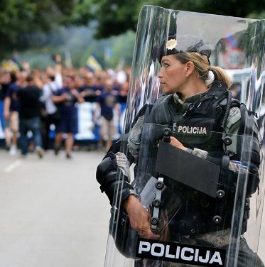 أساء لضابطة شرطة فدخل تاريخ (التحيز