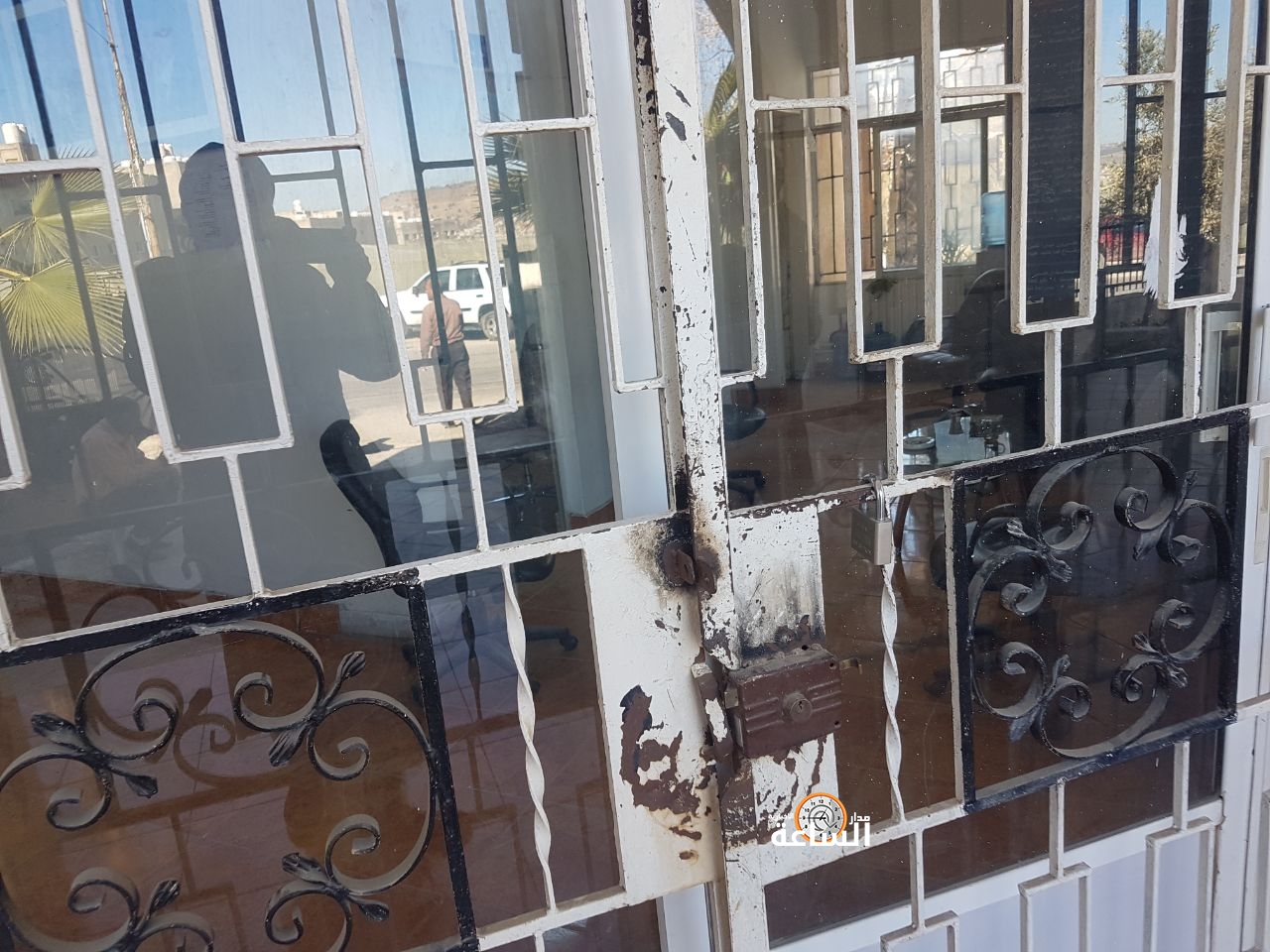 بلدية أبو نصير تعيد موظفا بعد