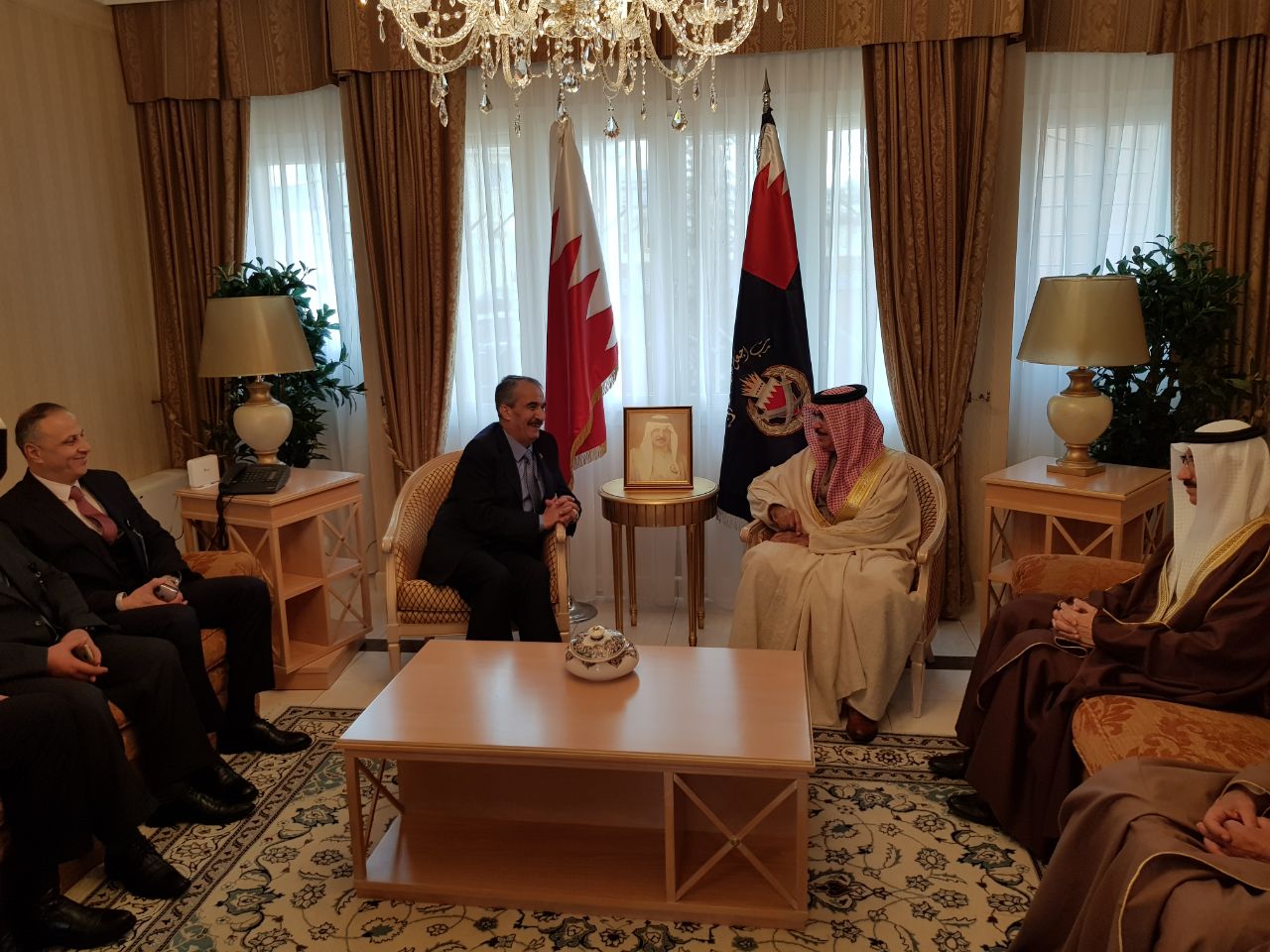 مبيضين يلتقي آل خليفة