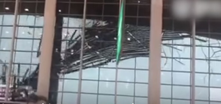 فيديو مرعب.. لحظة انهيار سقف مطار