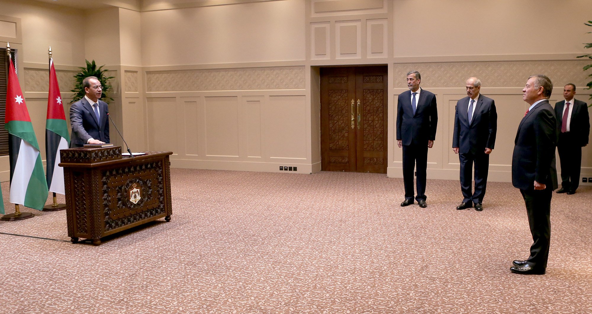 الشبول يؤدي اليمين امام الملك