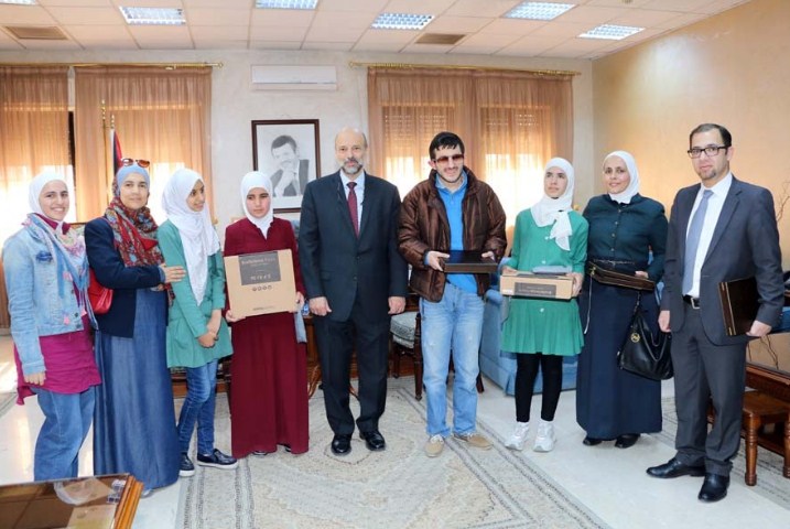 الرزاز يكرم أوائل المكفوفين من مدرسة