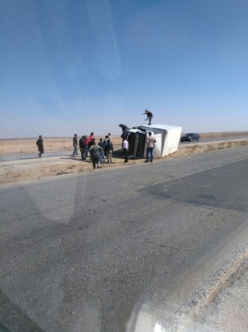 اصابة شخص اثر انقلاب شاحنة على