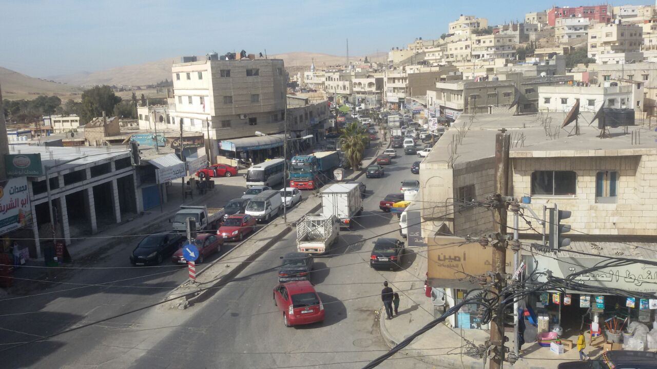 بالصور: أزمة سير خانقة بالزرقاء بعد