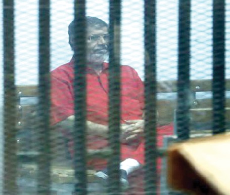 نواب بريطانيون يطلبون زيارة مرسي في