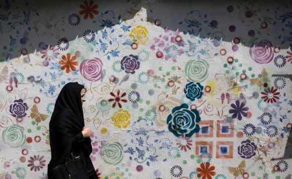 السجن عامين لإيرانية نزعت حجابها