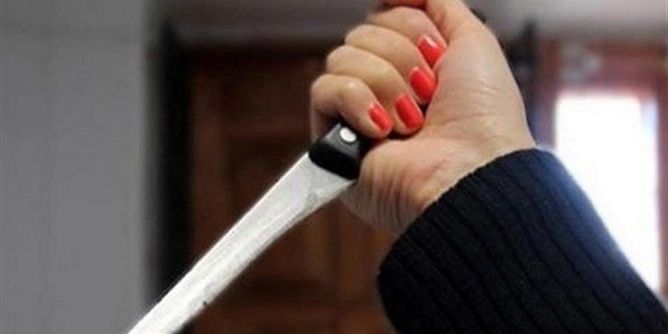 ’مضطربة نفسيا‘ تطعن نفسها بوادي السير