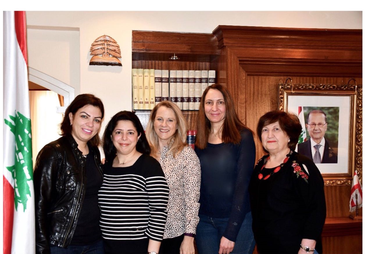 ترايسي داني شمعون: من سيدات السفارة