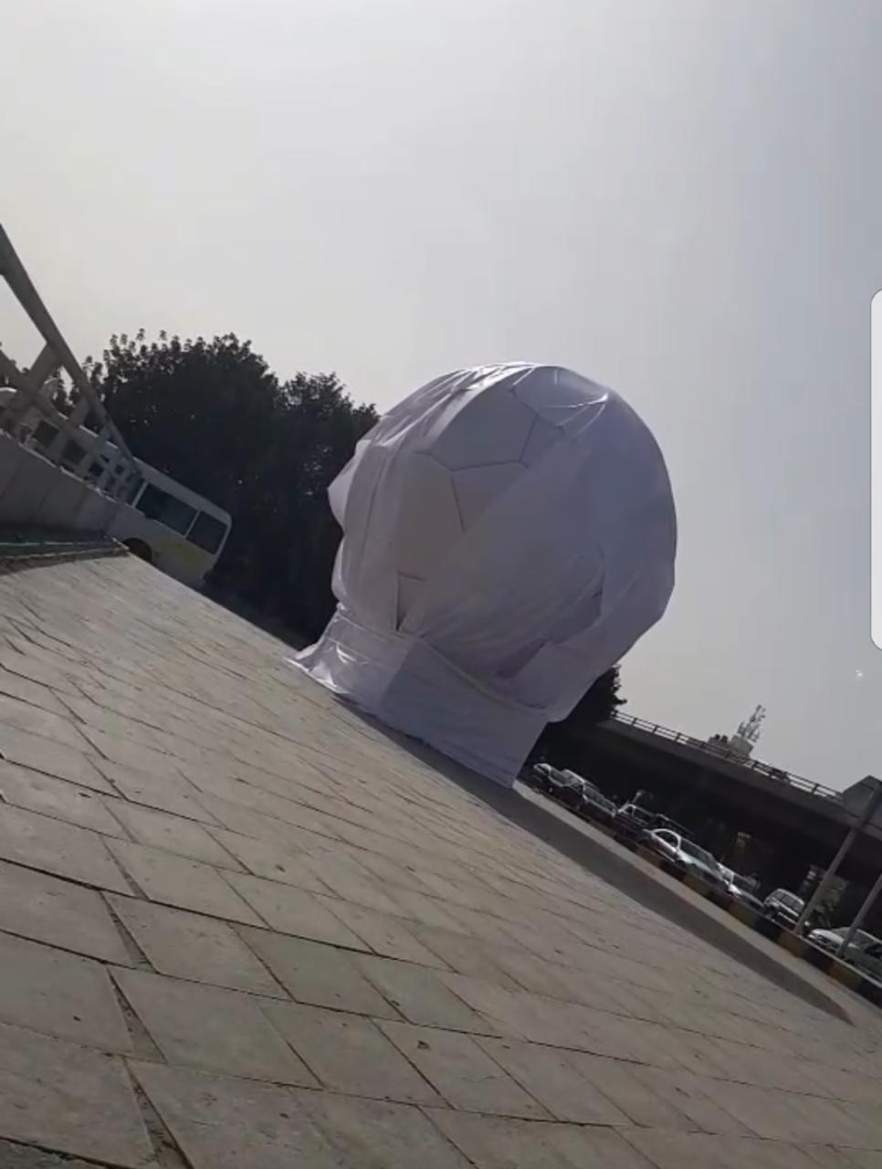 مجسم كروي على دوار المدينة الرياضية